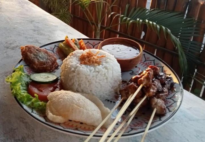Sarinah Beach - Bistro & Bungalow Batununggul Extérieur photo